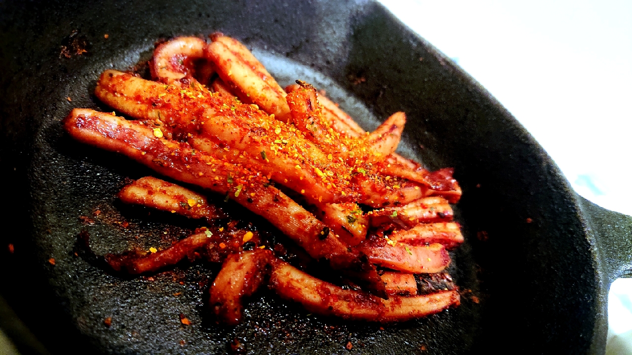 セブンイレブンのイカ七味焼きーーー賞味期限に食べれず冷凍ごま油で焼いた スキレットちょい焦げたw付いてたマヨネーズかけて食べたー Ggg Snapdish スナップディッシュ Id Cxghta