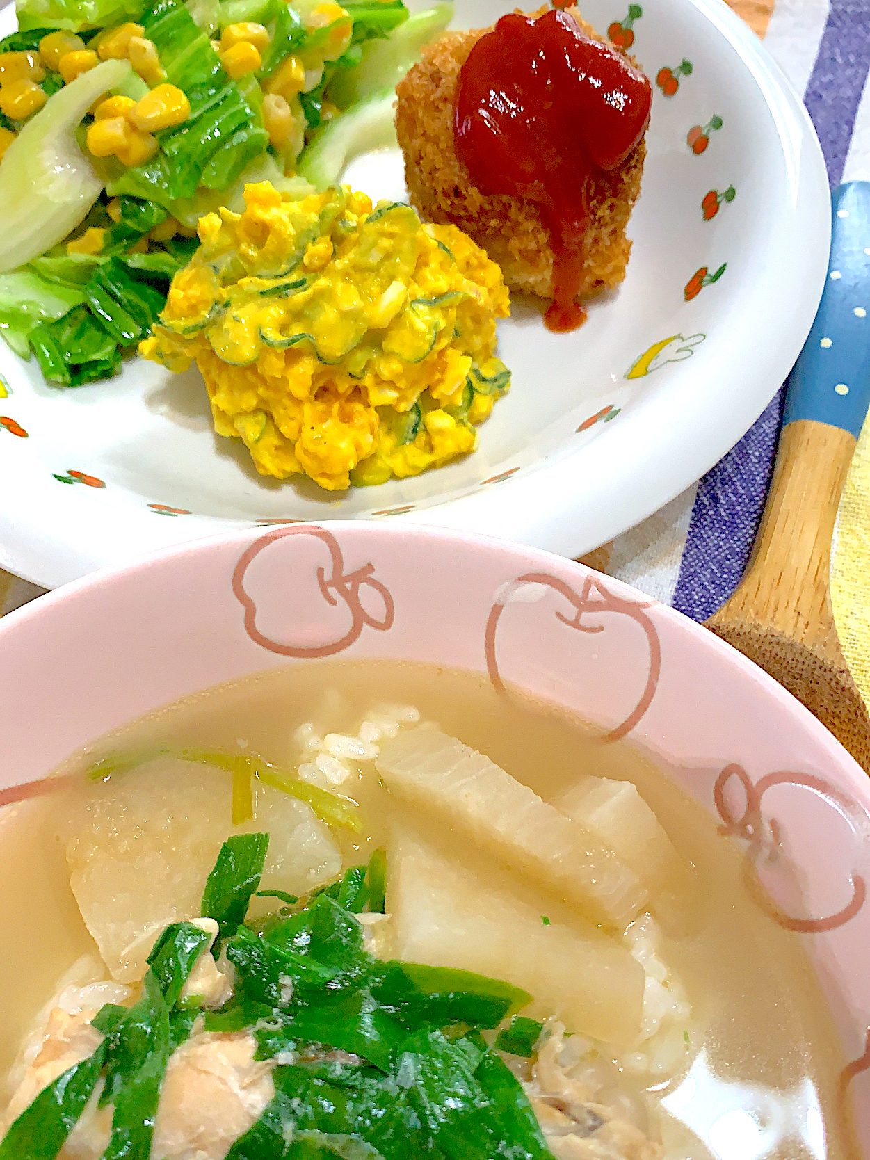 🍀セロリ・キャベツ・コーンの炒め物🍀南瓜サラダ🍀ミートソースコロッケ🍀鳥手羽と大根の中華粥