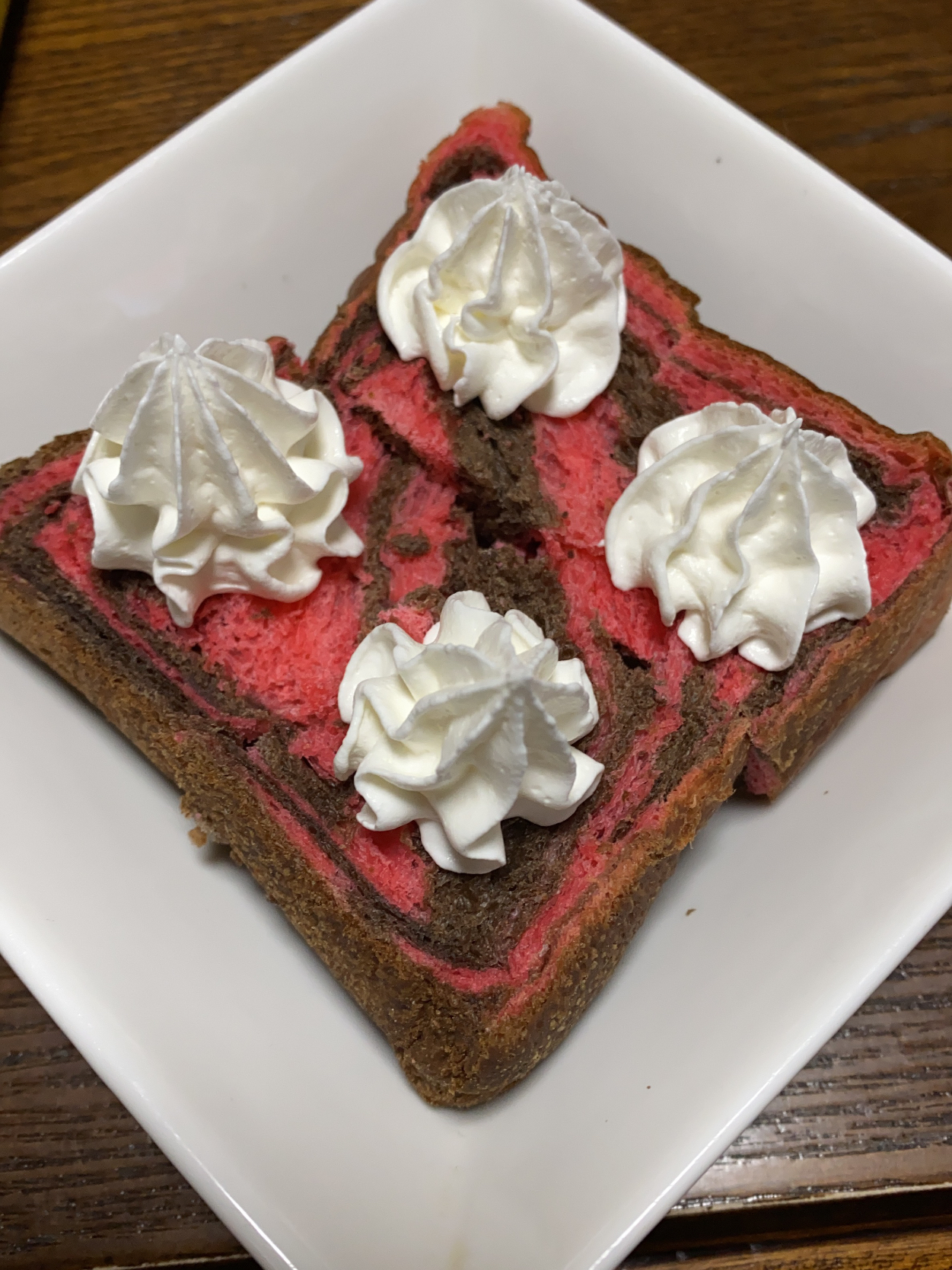 フォションのパンに生クリームのせてみたらとっても美味しかった頂き物なので何パンなのかわからないチョコandベリー系 Aco Snapdish スナップディッシュ Id Ajcyla