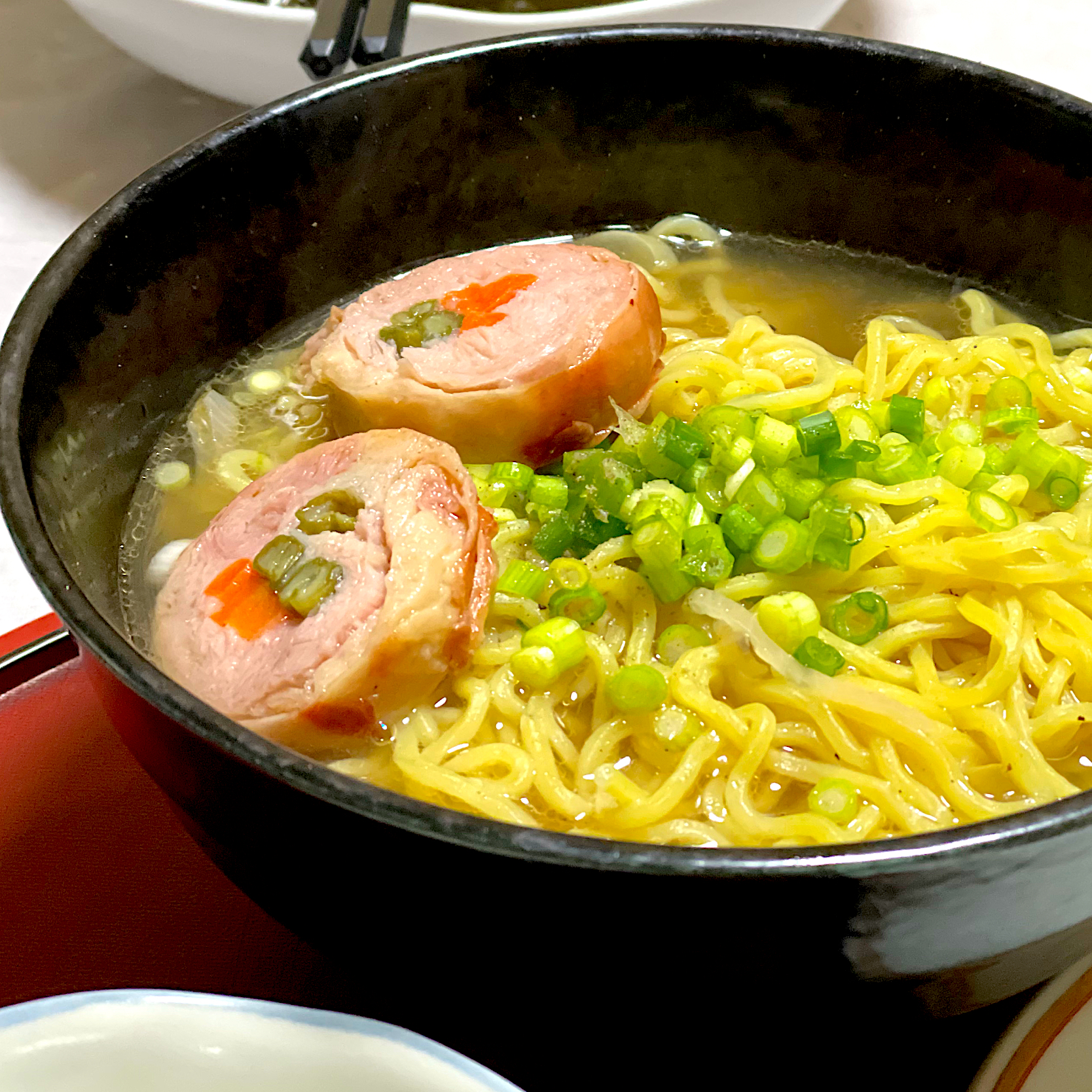 札幌生ラーメンと創味シャンタンでしょうゆラーメン作ってみた チャーシュー代わりに鶏モモ肉の人参インゲン巻きをトッピング ひろゆき Snapdish スナップディッシュ Id Ye41baa