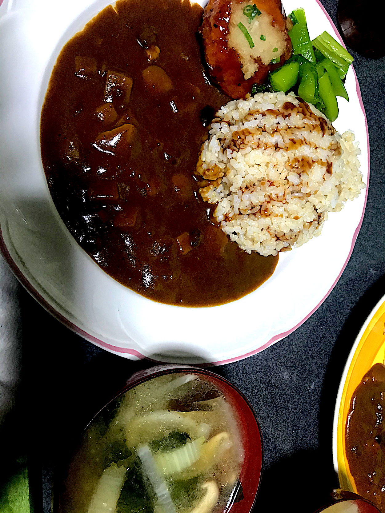 ソースはご飯の方にハチミツはカレーの方にかける派です夕飯 ロウカット玄米豆腐ハンバーグ野沢菜カレーライス 昨夜のレタスポーク鍋からのアレンジ椎茸ワカメ大根白菜味噌スープ Ms903 Snapdish スナップディッシュ Id 9akiwa