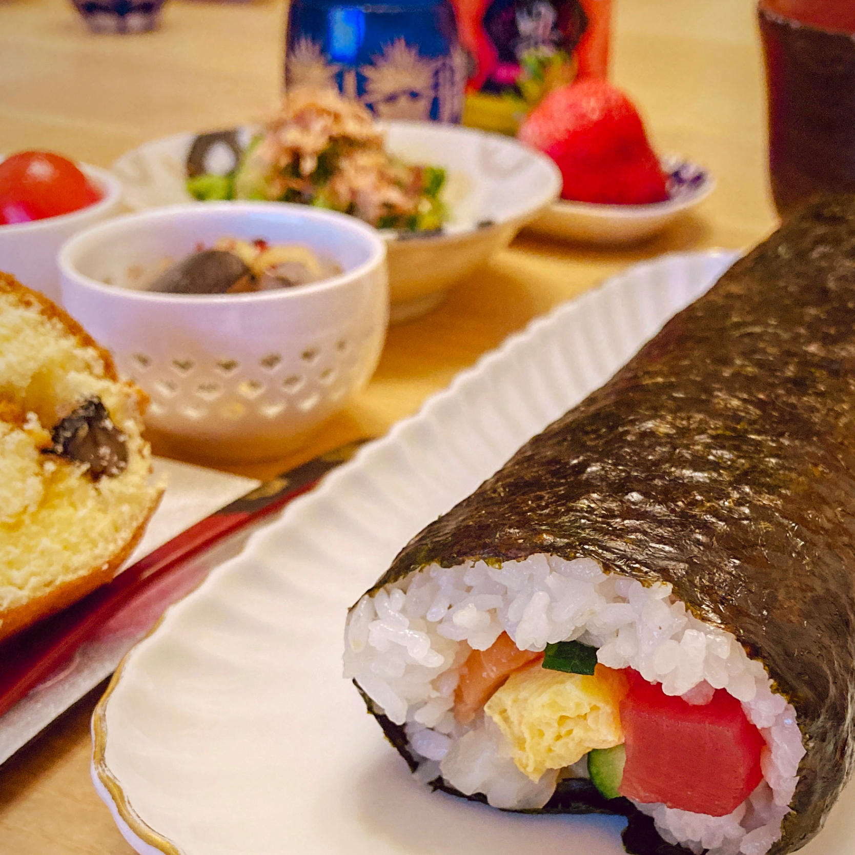 今日の夕食 恵方巻き 鰯の酢漬け 菜の花の辛子和え プチトマトのはちみつレモン漬け あおさ汁 いちご 黒豆入り恵方巻きロール ふわ猫はなちゃん Snapdish スナップディッシュ Id 0hmo8a