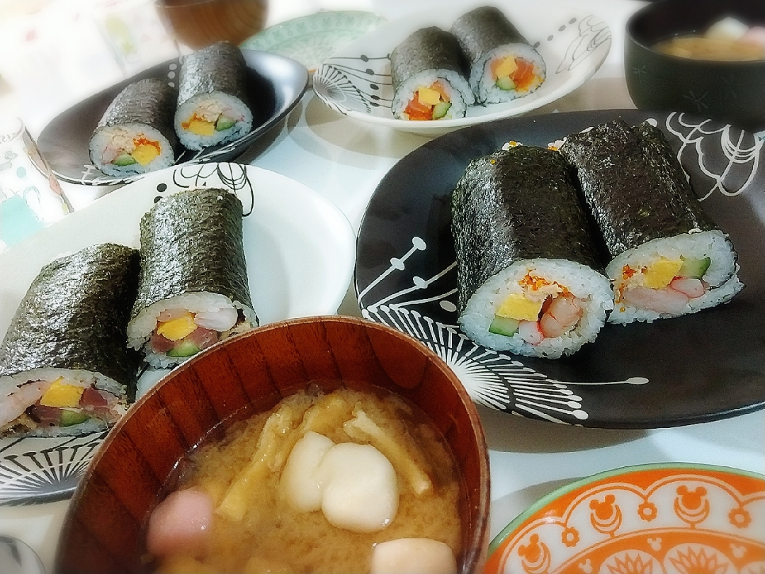 恵方巻き 種 パパさんマグロ きゅうり たまご あなご 海老とツナ 海老 きゅうり たまご とびっこ上の子ツナ きゅうり カニカマ とびっこ たまご チーカマ下の子サーモン たまご きゅうり とびっこ お味噌汁 大根 油揚げ 紅白はんぺんあられ プリン Snapdish スナップ