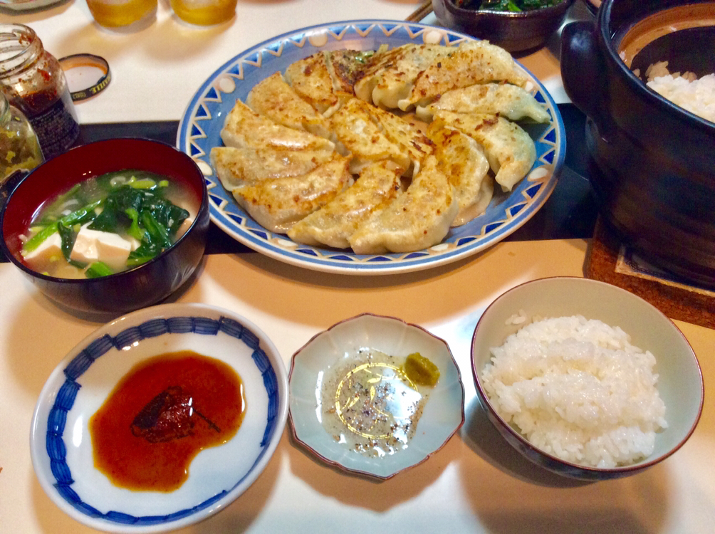 お家で焼き餃子 醤油 ラー油 酢 のタレと柚子胡椒 酢 のタレで Takeshi Nagaki Snapdish スナップディッシュ Id Zbwmia