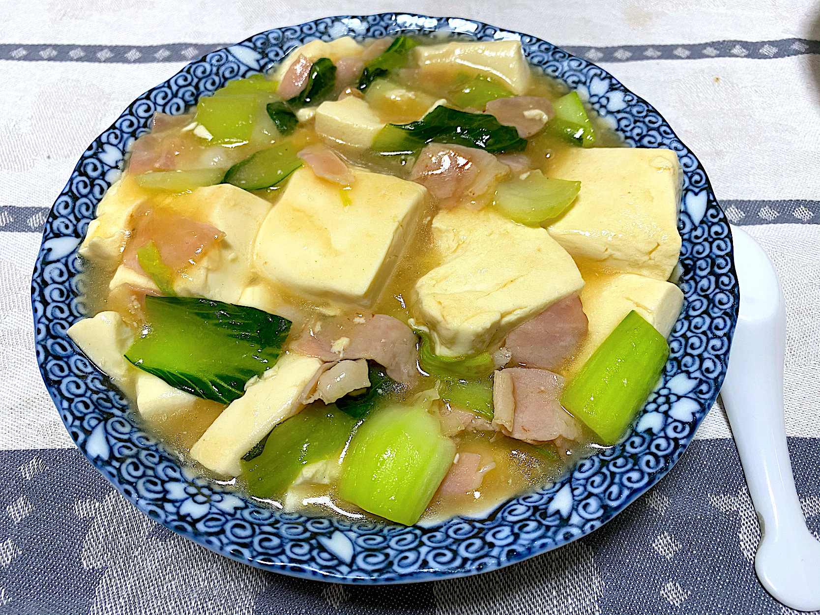 豆腐と青梗菜とベーコンの中華風うま煮