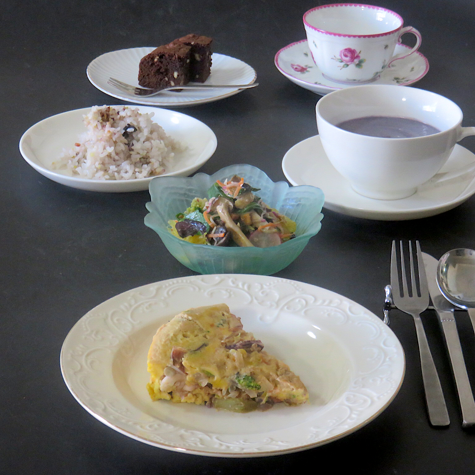 今日は バレンタインランチ オムレツ 紫玉ねぎ ブロッコリー ロマネスコ トマト しめじ 平茸 舞茸無限サラダ 紫キャベツのポタージュ 雑穀ご飯 チョコブラウニー 紅茶 Akazawa3 Snapdish スナップディッシュ Id 0lgila