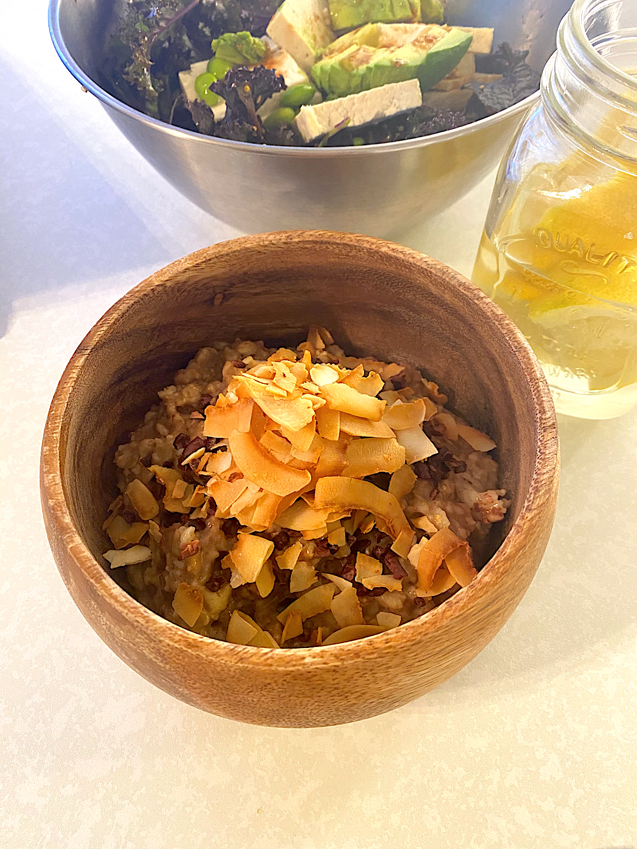 ココナッツ・カカオのオートミール🥣🥗🥑🥬豆腐ケールサラダとレモン水🍋