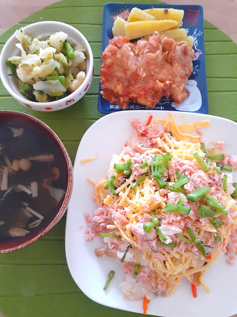 雛祭り 貧乏ちらし 笑お吸い物 菜の花和え物 唐揚げ 蒸し薩摩芋 ｼｮｺﾗ Snapdish スナップディッシュ Id 9v0kka