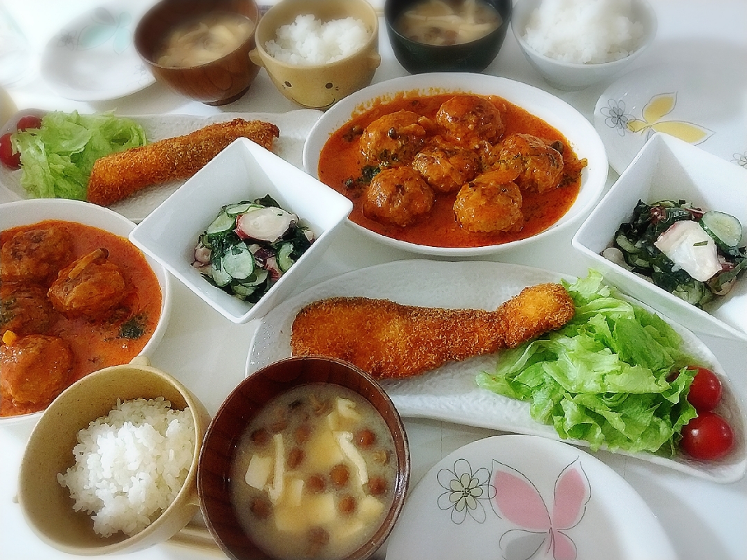 夕食 煮込みハンバーグ サーモンフライ サラダ タコときゅうりとワカメのマヨポンあえ お味噌汁 なめこ 油揚げ 豆腐 プリン Snapdish スナップディッシュ Id Lop8ga