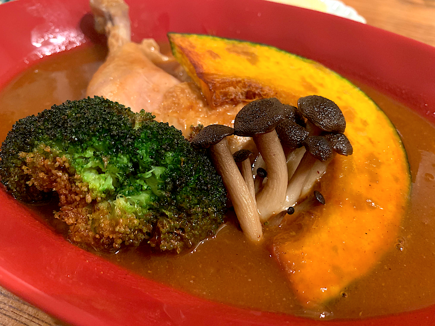 スープカレー鶏肉がホロホロ そっと入れないと崩れてしまうくらい素揚げのブロッコリーと南瓜としめじ いちご Snapdish スナップディッシュ Id Vr4bka