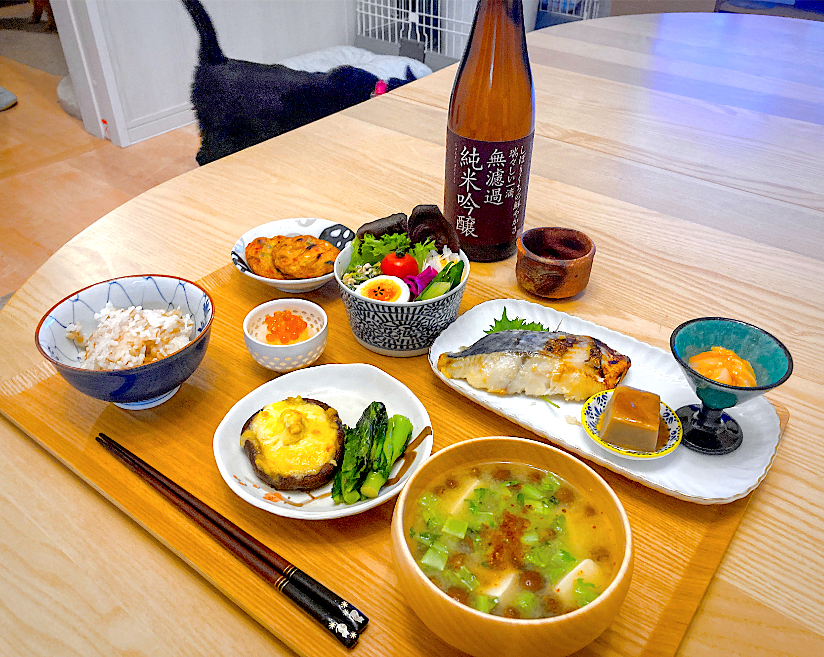 今日の夕食 さわらの西京漬 胡麻豆腐 うにいか いくらおろし 椎茸のマヨチーズ焼き のらぼう菜の炒め物 蛸入り野菜天ぷら サラダ なめこと豆腐と大根の葉のお味噌汁 もち麦ごはん ふわ猫はなちゃん Snapdish スナップディッシュ Id Uol08a