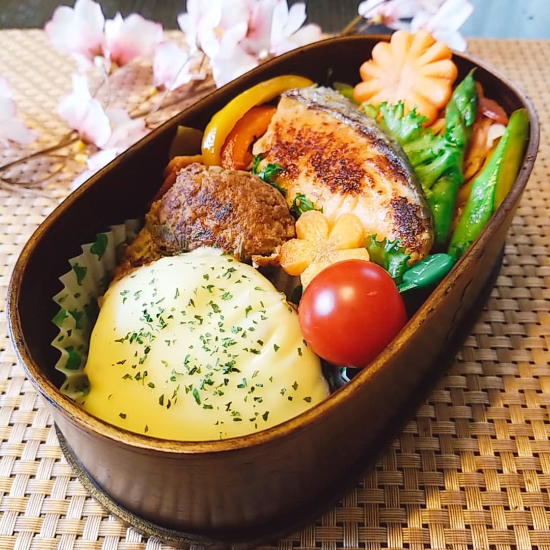 今日のお弁当葉玉ねぎの煮込みハンバーグ チーズのせ 鮭の西京焼き Yoshiyoshi Snapdish スナップディッシュ Id Bru8ja