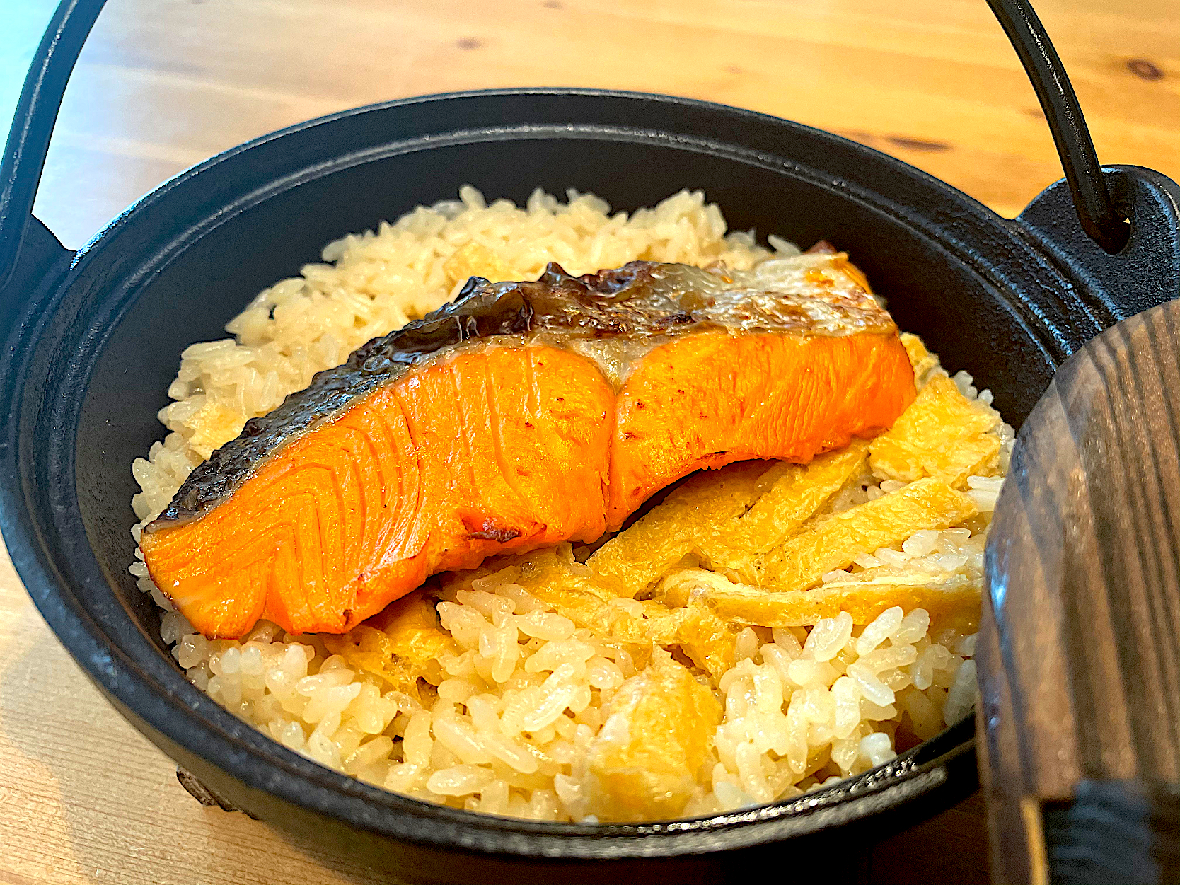 キャンプに行けてないので気分だけでも 囲炉裏鍋で鮭の炊き込みご飯 ジョニー Snapdish スナップディッシュ Id Kx4w9a