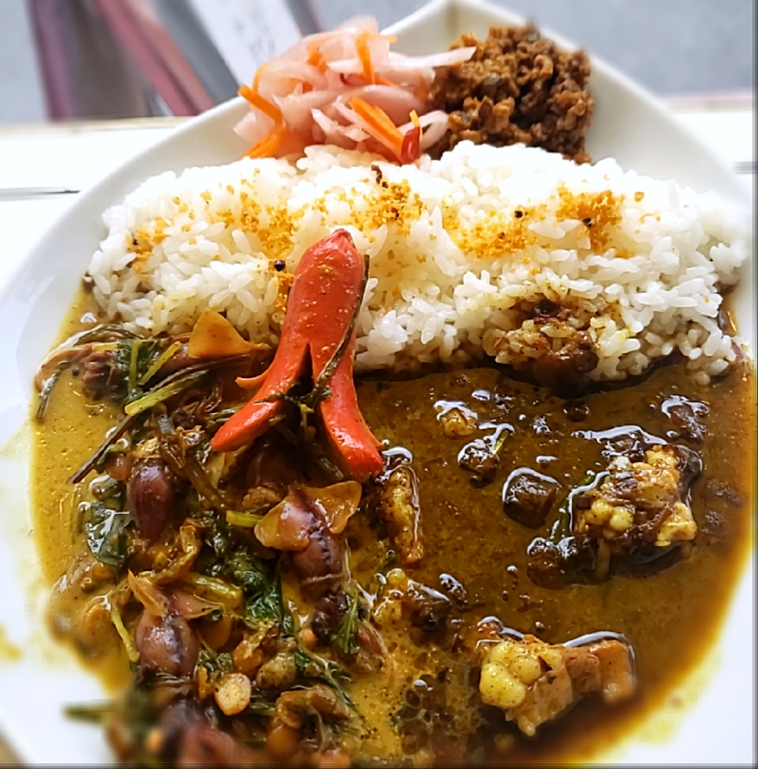 ホタルイカのミックスダルーカレーと牛ホルモンカレーwithタコさんウインナーのあいがけカレー ピクルスとポークキーマ付き ふじわらたくや Snapdish スナップディッシュ Id 4lom0a