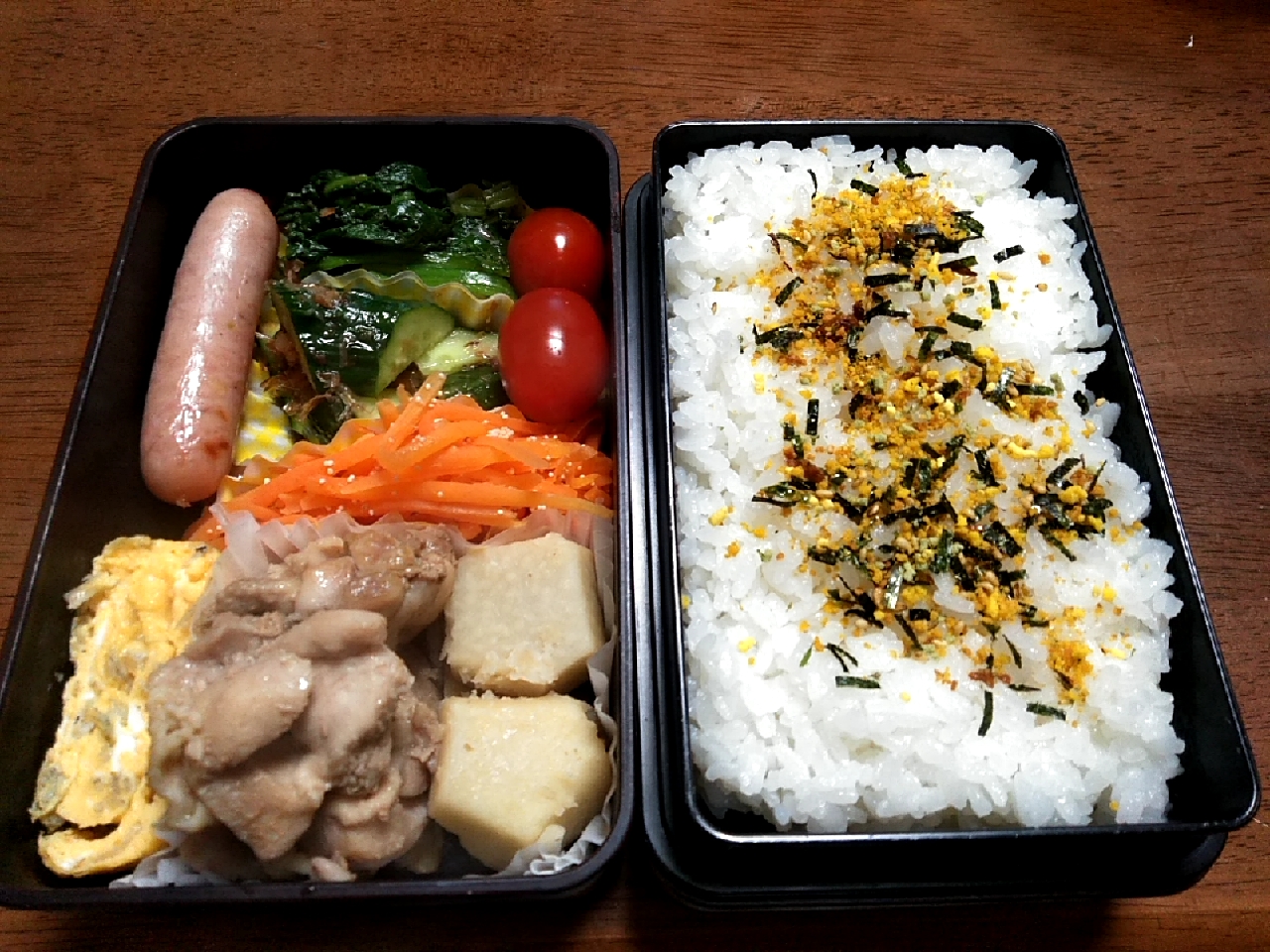 娘のお弁当ご飯 のりたま ウインナーほうれん草のおひたしきゅうりの梅和えにんじんしりしり雑魚いり卵焼き鶏肉と里芋の煮物 秀美 シュウビ Snapdish スナップディッシュ Id Lrp5aa