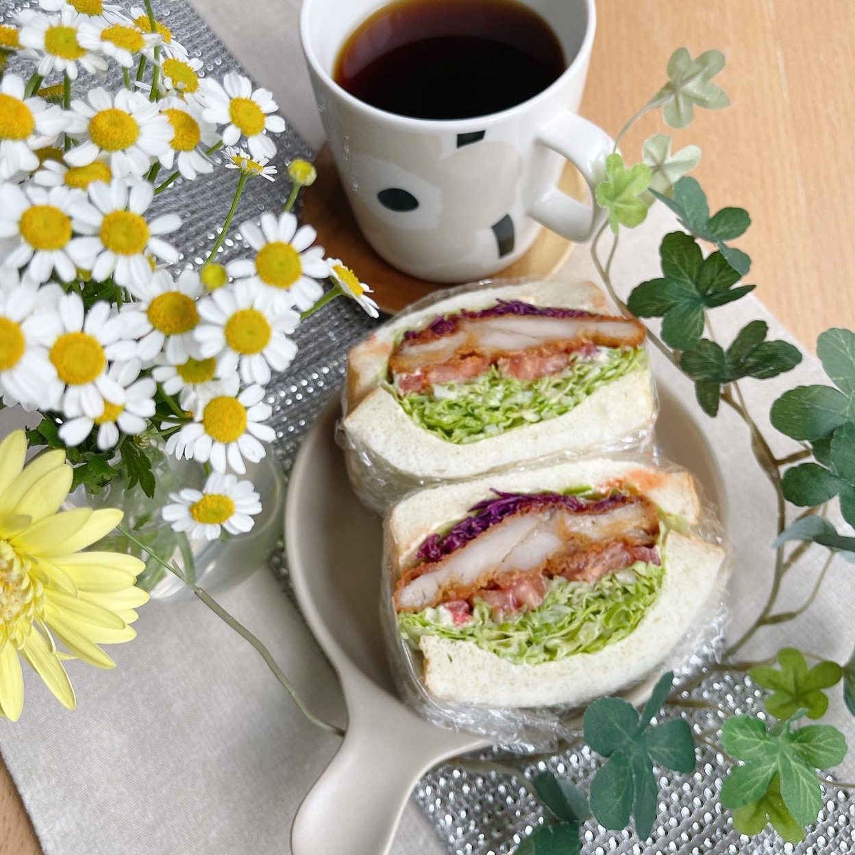 4 16フライドチキンわんぱくサンド 晩ごはん用に作ったフライドチキンを使って私はサンドイッチにしましたサント 具材 にしかわ食ハ ンサクサクフライド チキン 今夜の晩ごはん レタス キャベツ 紫キャベツ トマト Makins Snapdish スナップディッシュ Id E8rhja