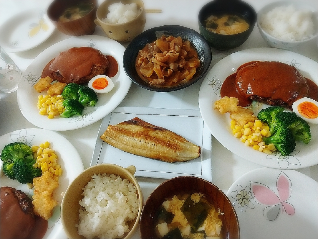 夕食 チーズインハンバーグ サラダ ハッシュポテト コーン ブロッコリー ゆで卵焼き魚 ほっけもつ煮 お味噌汁 豆腐 卵 ワカメ プリン Snapdish スナップディッシュ Id Gr9m5a