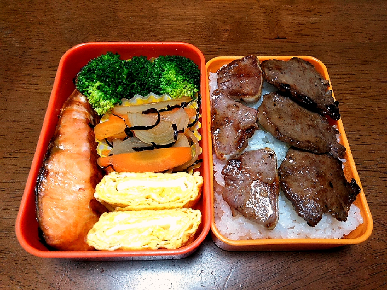 娘のお弁当 牛豚タン丼ブロッコリー人参と玉ねぎの塩昆布和えだし巻き卵焼き鮭 秀美 シュウビ Snapdish スナップディッシュ Id Bgpm1a