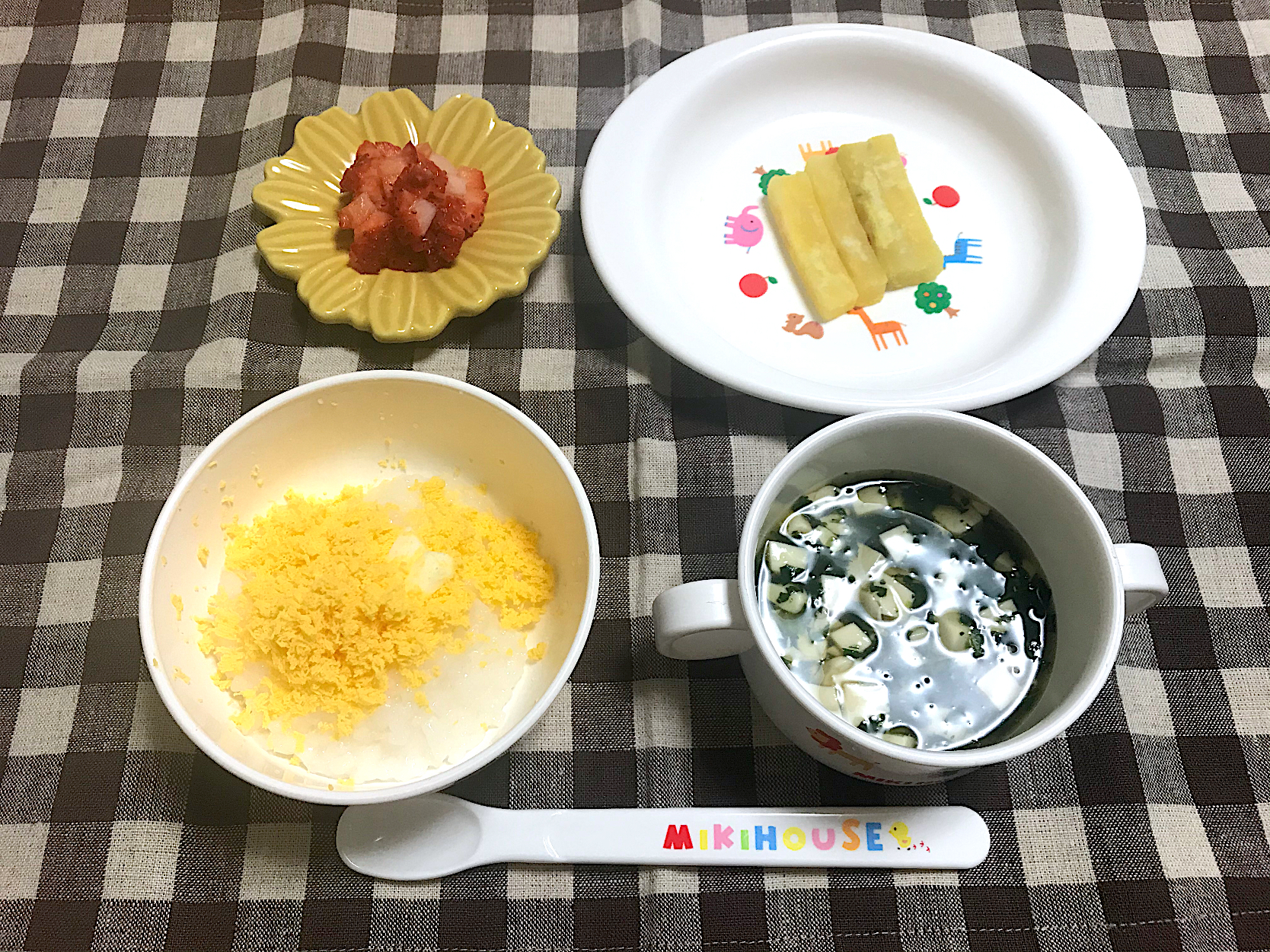 離乳食 黄身がゆ 豆腐と小松菜のお吸い物 さつまいも いちご Saya Snapdish スナップディッシュ Id Xhh9pa