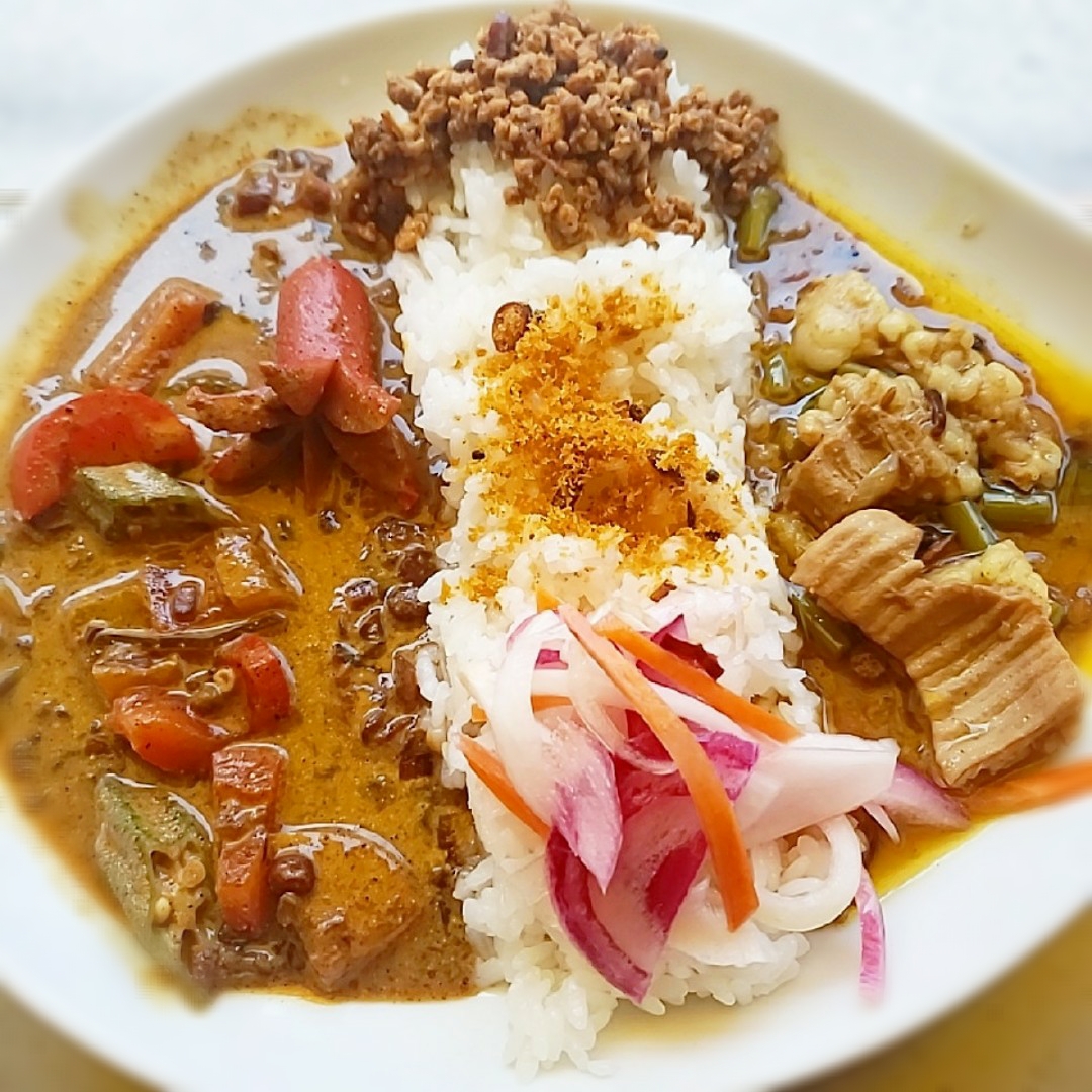 牛ホルモンブラックペッパーカレーと赤黄パプリカとオクラのミックスダルーカレーのあいがけカレーwithタコさんウインナー ふじわらたくや Snapdish スナップディッシュ Id 44myea