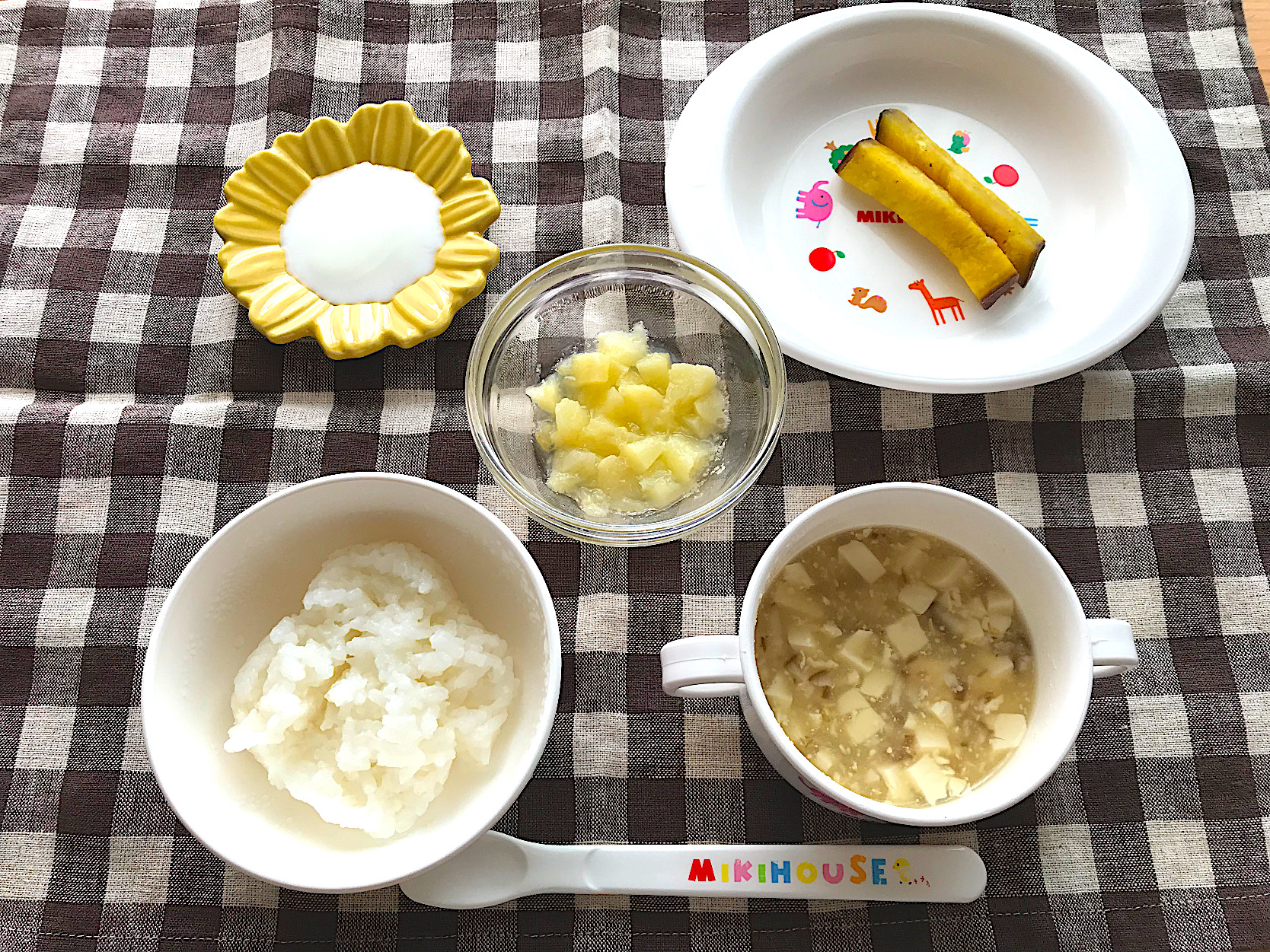 【離乳食】豆腐と椎茸のお味噌汁、おかゆ、さつまいも、もも、ヨーグルト