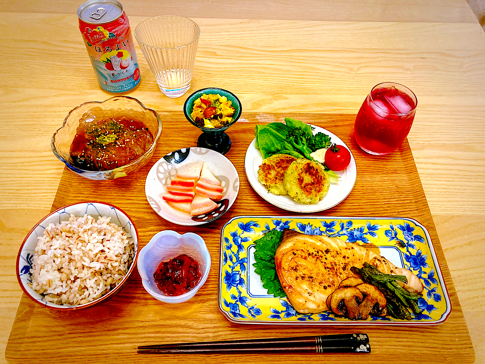 今日の夕食 カジキマグロのガーリックバター醤油ソテー 青のりチーズ芋もち ところてん 三杯酢 桃色かぶの酢漬け カボチャとクリチとナッツのサラダ 梅くらげ もち麦ごはん 紫蘇ジュース ふわ猫はなちゃん Snapdish スナップディッシュ Id Nqu5za