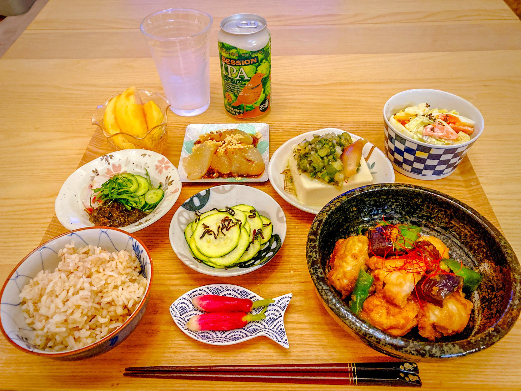 今日の夕食 鶏むね肉となす 万願寺とうがらしのおろし煮 マカロニサラダ 山形のだし乗せ冷奴 たこと胡瓜ともずくの酢の物 ズッキーニの塩昆布和え 二十日大根の浅漬け もち麦入り胚芽米 桃 わらび餅 ふわ猫はなちゃん Snapdish スナップディッシュ Id Zzvgha