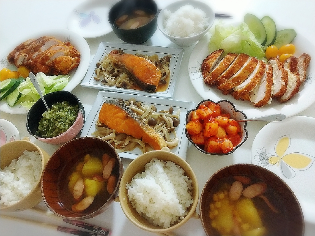 夕食 チーズチキンカツ サラダ ちゃんちゃん焼き 鮭 もやし しめじカクテキキムチ 山形だし コンソメカレー風味スープ じゃがいも ウインナー コーン プリン Snapdish スナップディッシュ Id F05oma