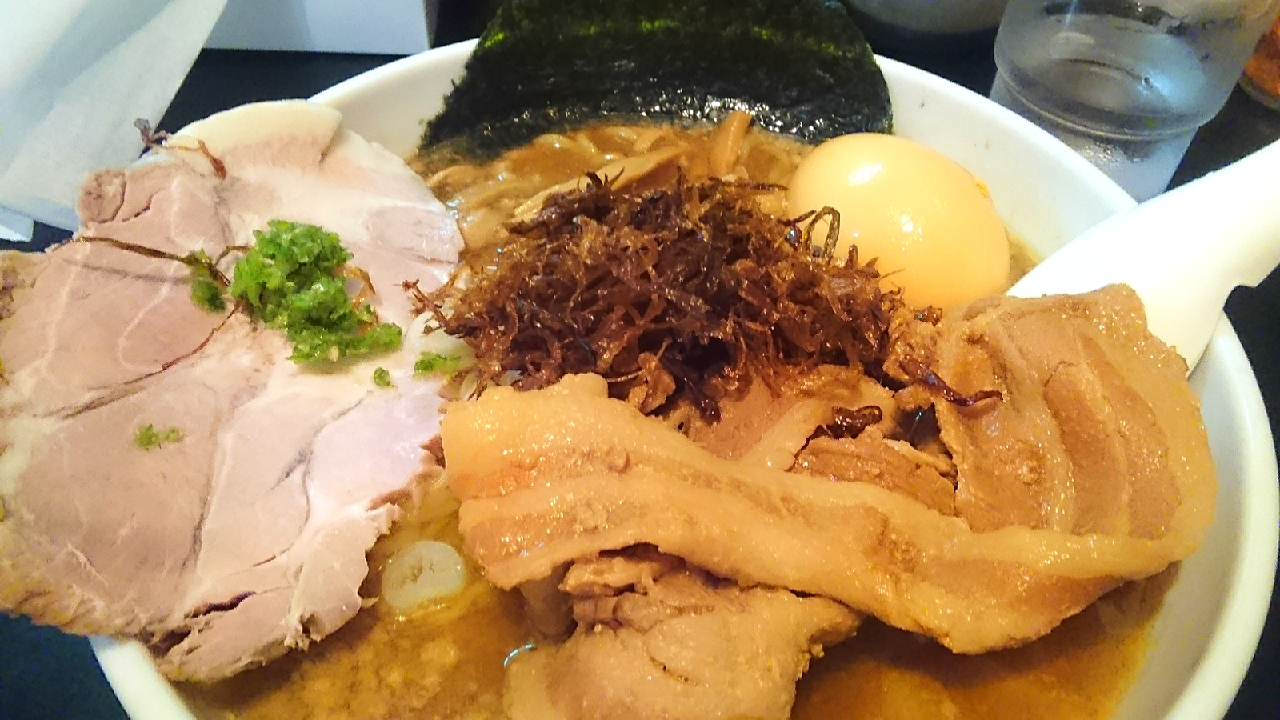 Bgmは家元の美声一条流がんこラーメン総本家 日曜のズワイガニ 鯛 丸鶏 スペシャルに定番食材を 加えた不純スープの雪 ラーメン 1 100円 焦がし葱 無料 刻み青唐 別皿 無料 四谷三丁目4分jr新宿駅から徒歩28分 大脇 Snapdish スナップディッシュ Id 4wlyva