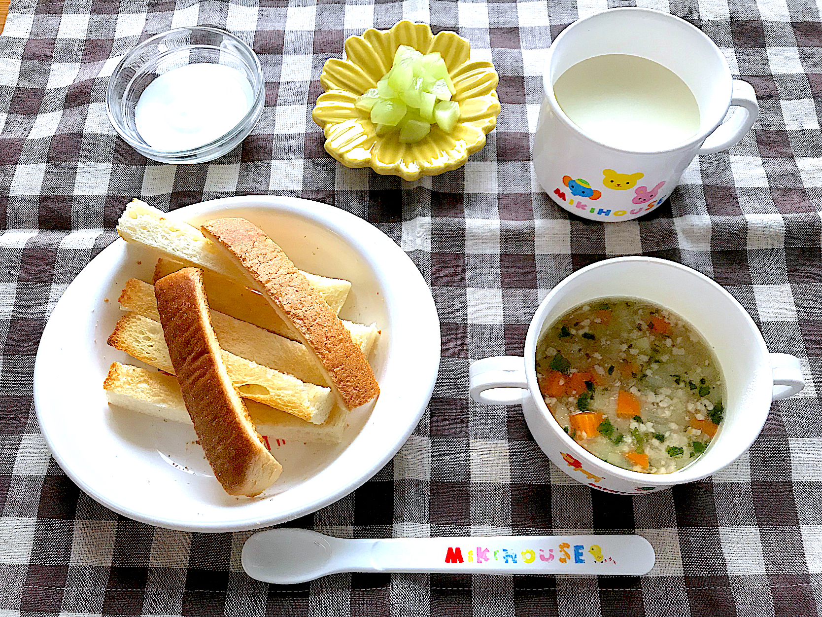 離乳食 トースト 豚ひき肉と野菜のスープ シャインマスカット ヨーグルト ミルク Saya Snapdish スナップディッシュ Id Rdrkqa