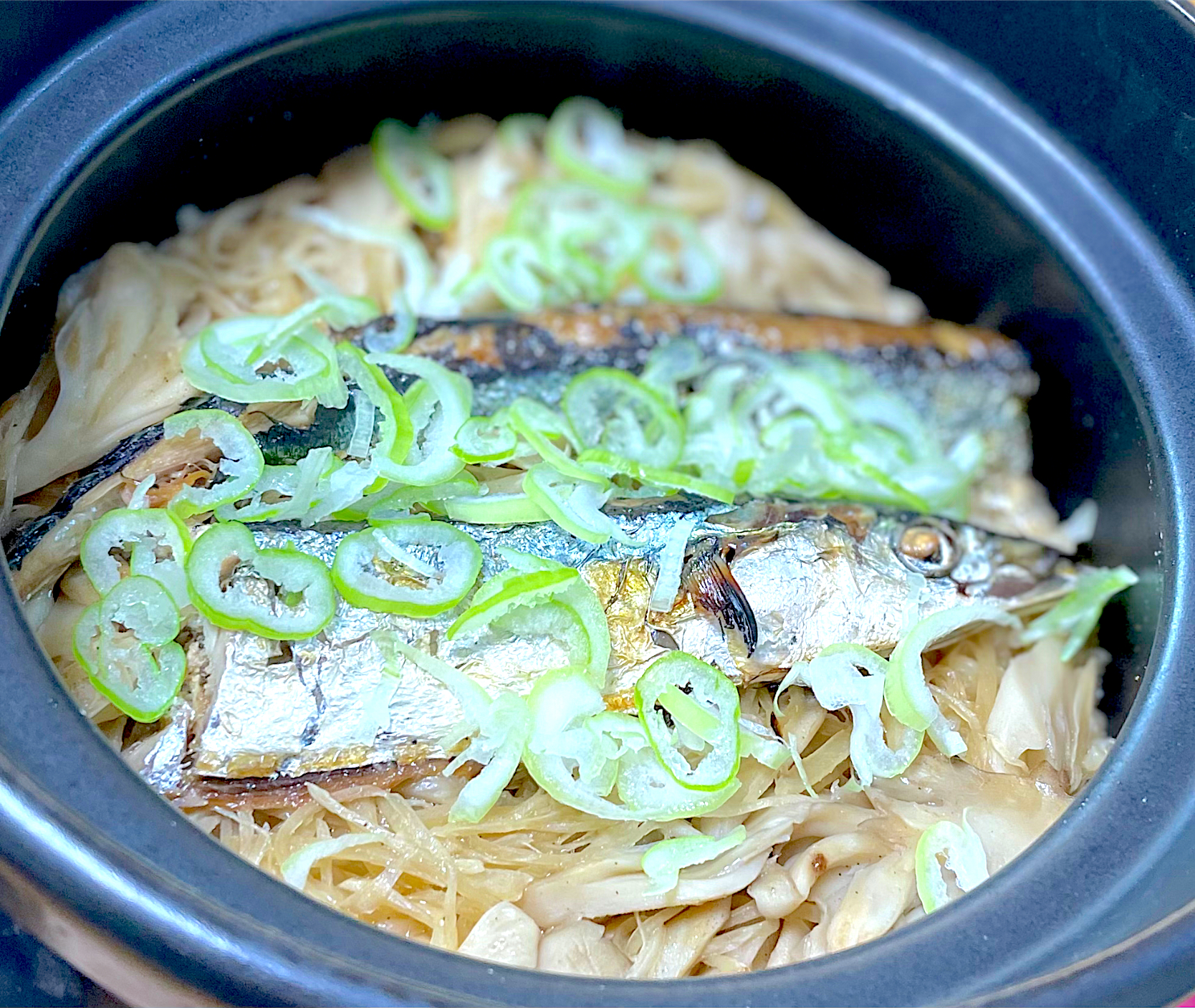 秋刀魚と舞茸の土鍋炊き込みご飯、新生姜とちょっぴりバターが隠し味🍁