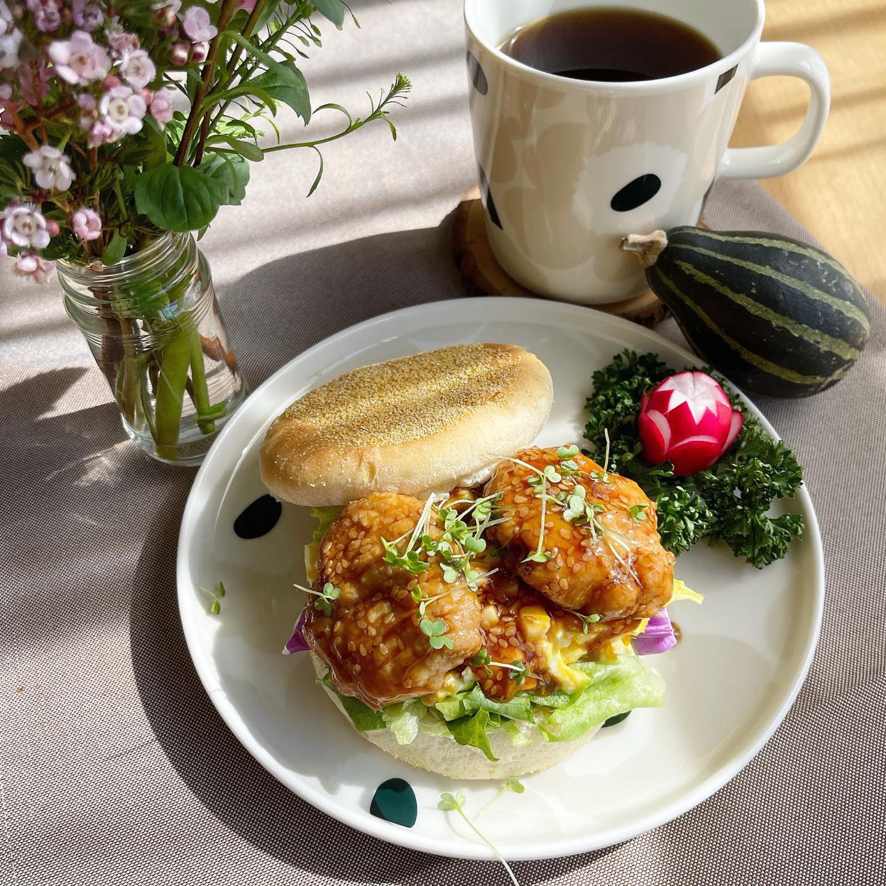 10 18照りたまイングリッシュマフィンサンドサント 具材 イングリッシュマフィン照り焼きチキンたまごサラダレタス 紫キャベツ Makins Snapdish スナップディッシュ Id 9cp5wa