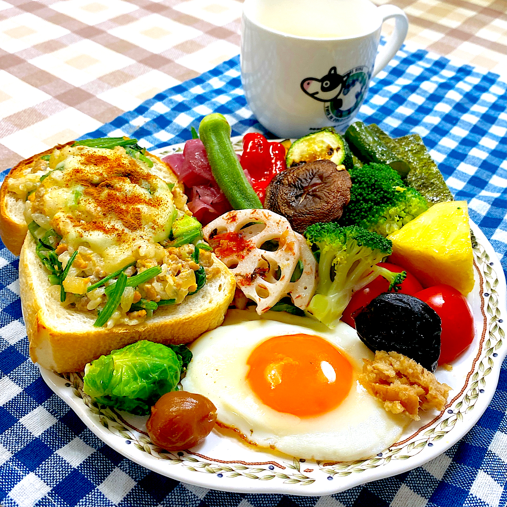 今日の朝ごはん 肉味噌とほうれん草とオクラのチーズトースト Riko Snapdish スナップディッシュ Id Wlk5fa