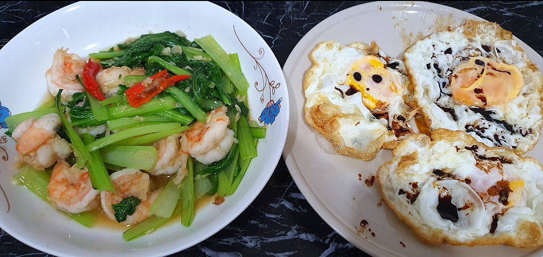 Simple dinner Friday 22 Oct 2021 🤗😋🤤
garlic chilli prawns veggie + fried eggs + rice