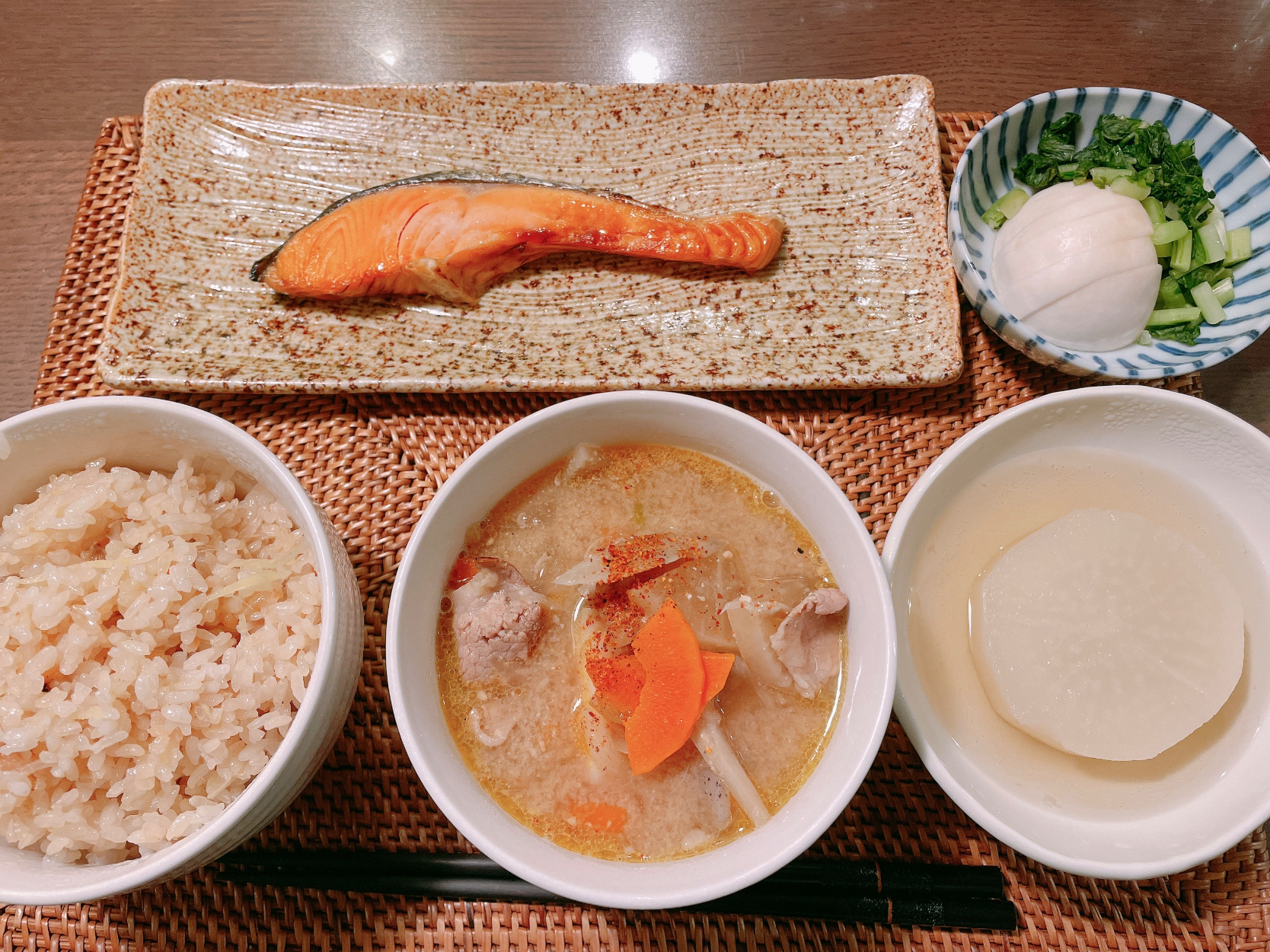 Grilled sermon, pork miso soup, cooked rice with oysters
