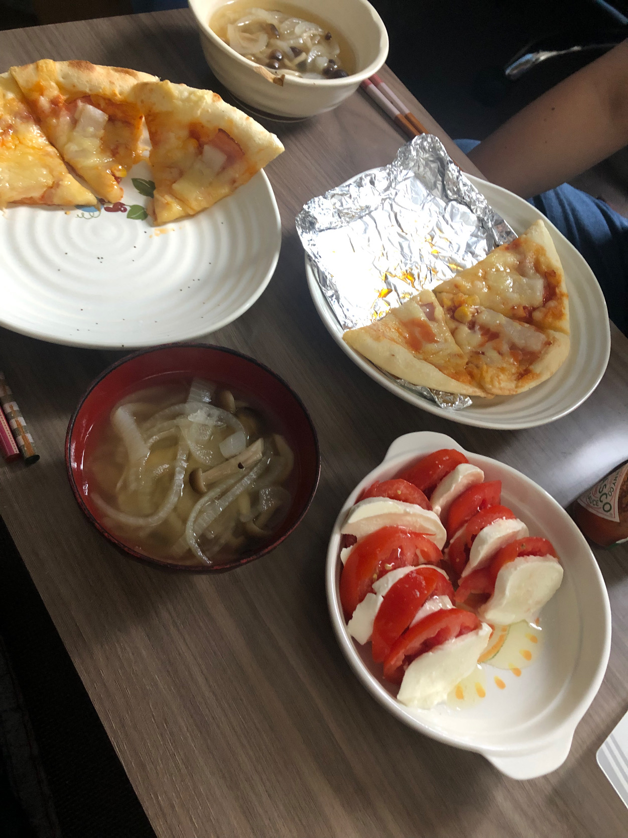 ・冷凍ピザ・カプレーゼ・スープ（しめじ、玉ねぎ）