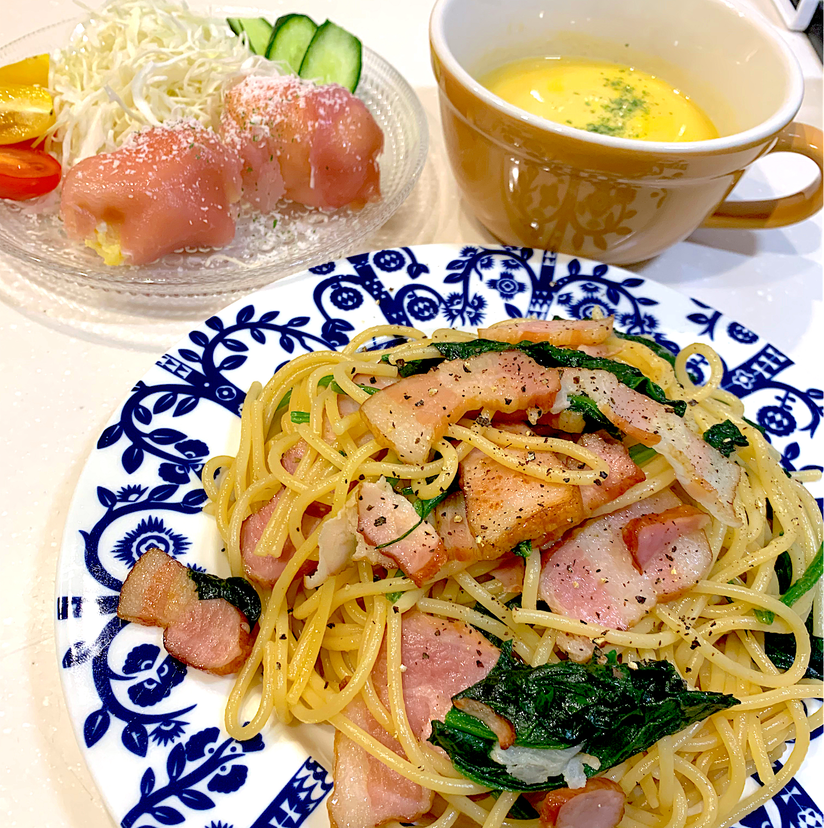 夜ご飯😀ベーコンとほうれん草のパスタ、コーンスープ、ひろりんさんのお料理　パルミジャーノポテト＋生ハム包みとサラダ