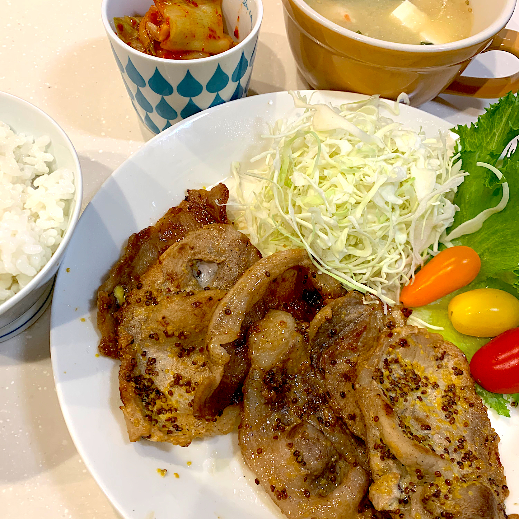 夜ご飯😃サラダ、豚肉のマスタードマヨソテー、キムチ、お味噌汁