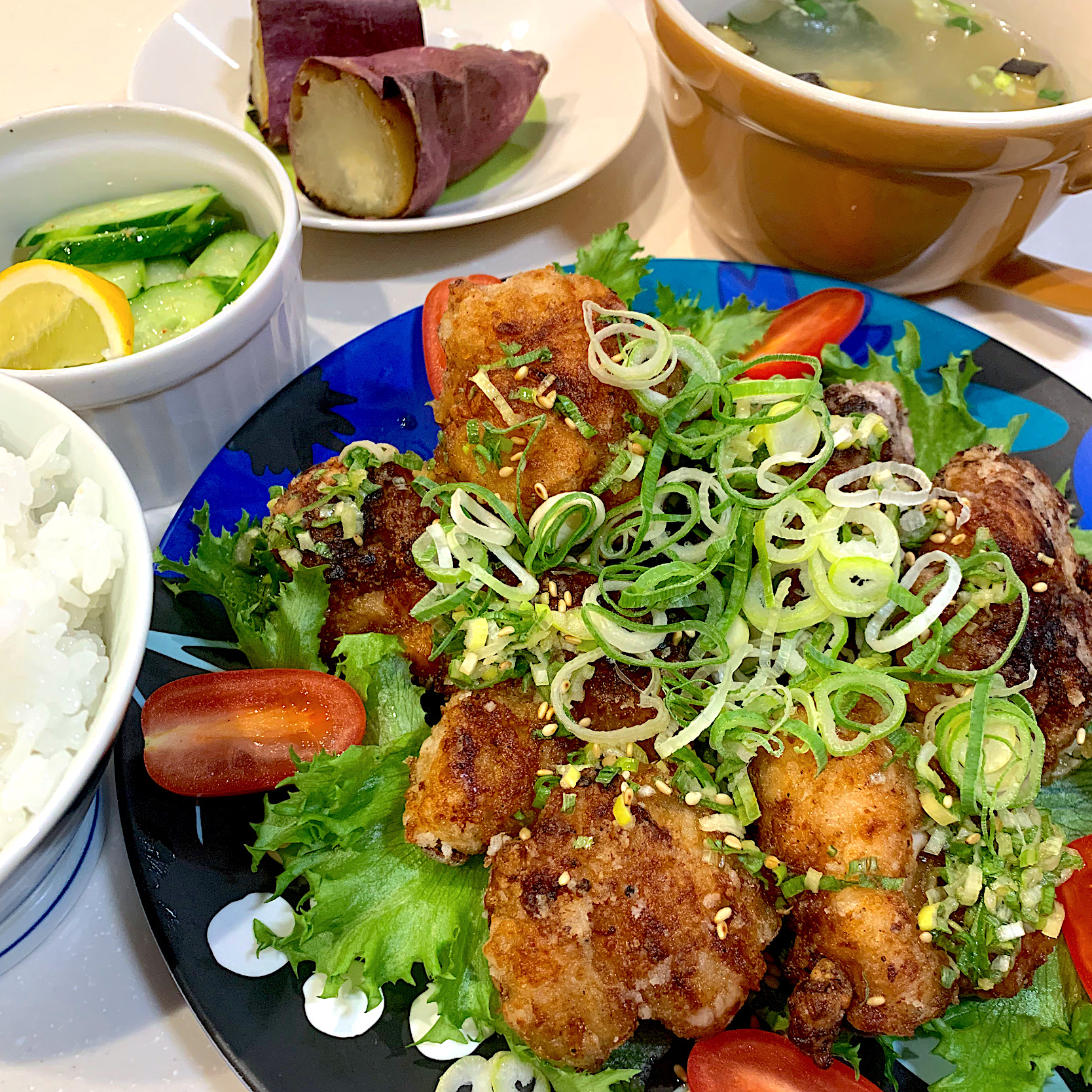夜ご飯😄油淋鶏、平岡農園さんのアレンユーレカレモン入りおつまみきゅうり、焼き芋、お味噌汁