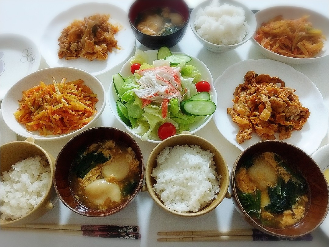 夕食(*^^*)
豚キムチ
たらこバターポテト
サラダ🥗
フカヒレ団子卵スープ