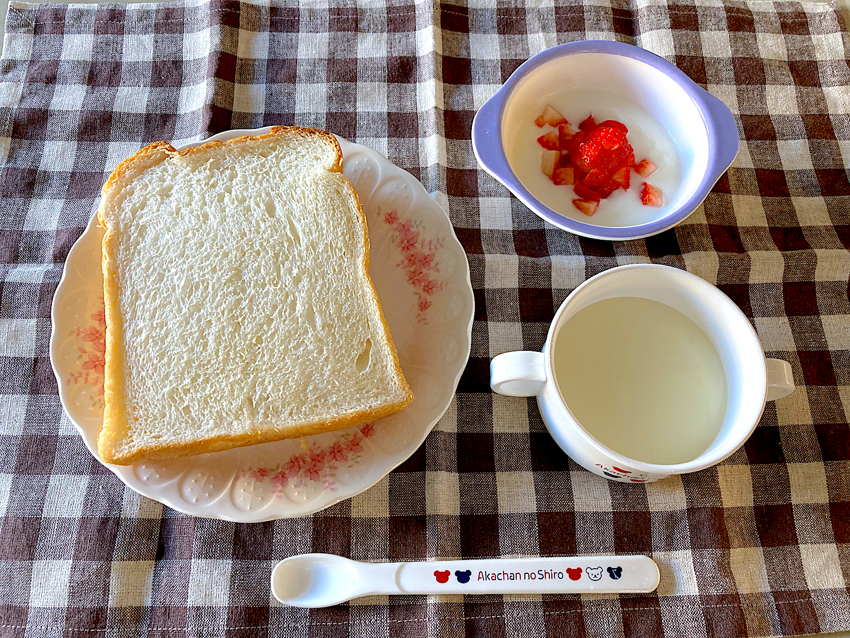 【離乳食】食パン、ミルク、いちご、ヨーグルト