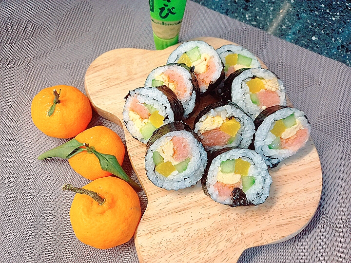 Homemade simple sushi is suitable to be served for family children