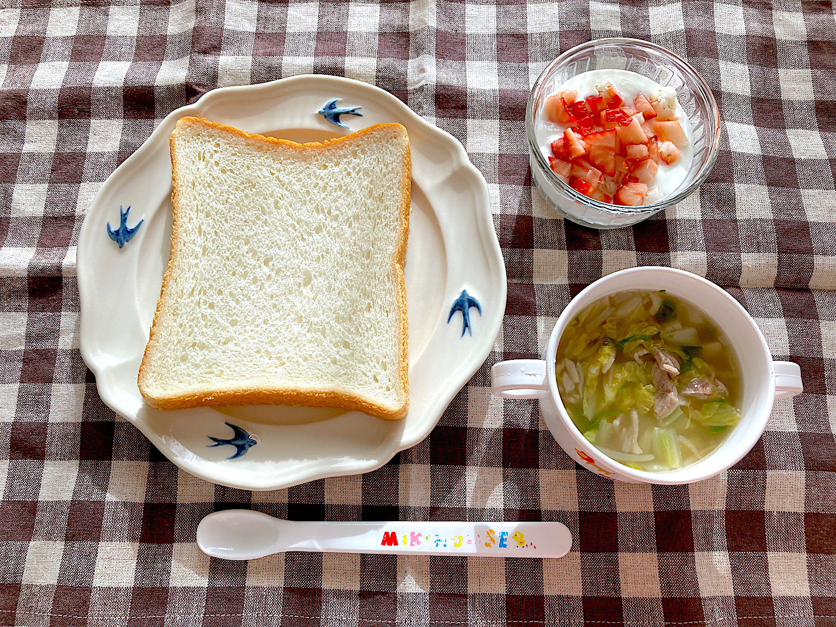 離乳食 食パン 豚肉と野菜のコンソメスープ いちご ヨーグルト Saya Snapdish スナップディッシュ Id Lkzcza