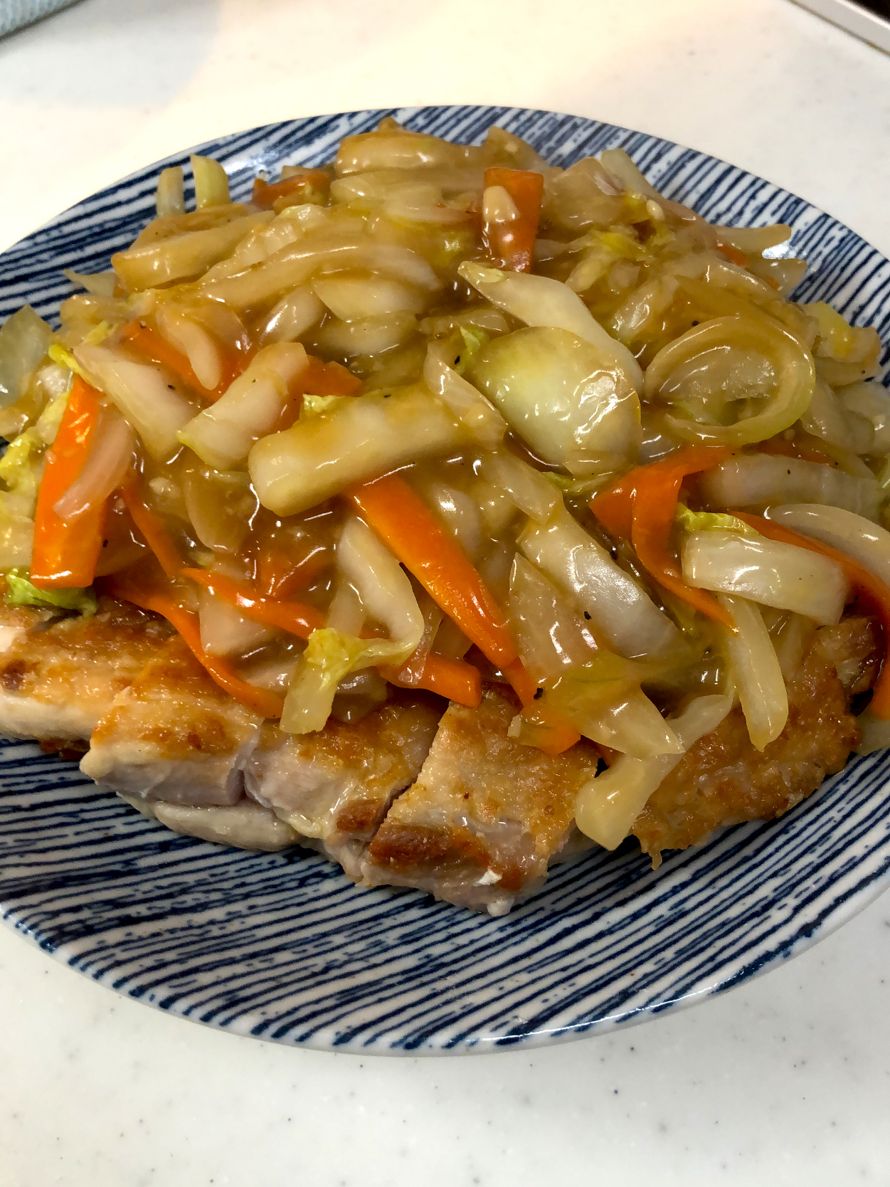 カリッと焼いた鶏肉に、野菜たっぷり中華あんかけのせます。