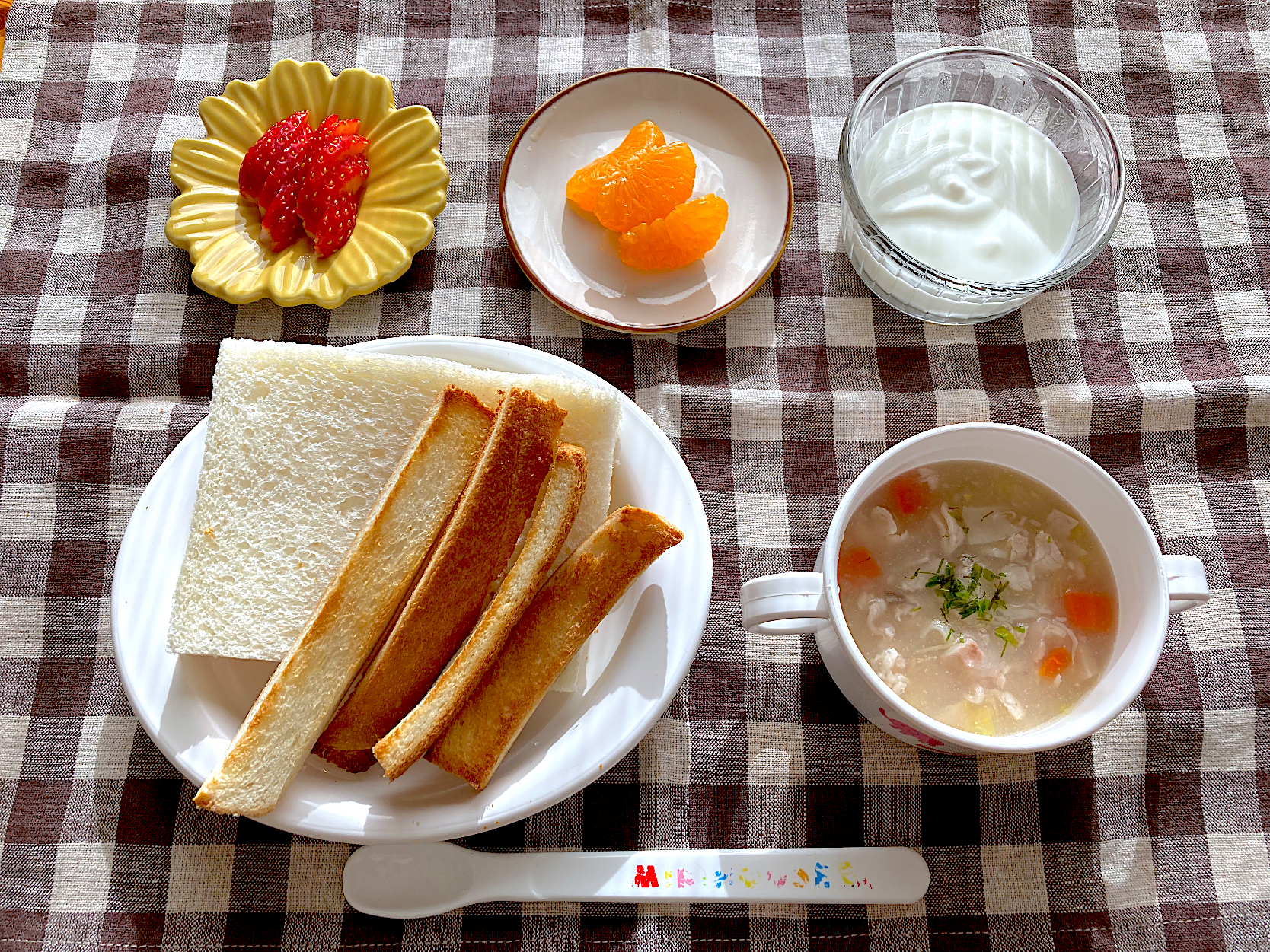 【離乳食】食パン、豚肉と野菜のあんかけスース、いちご、みかん、ヨーグルト