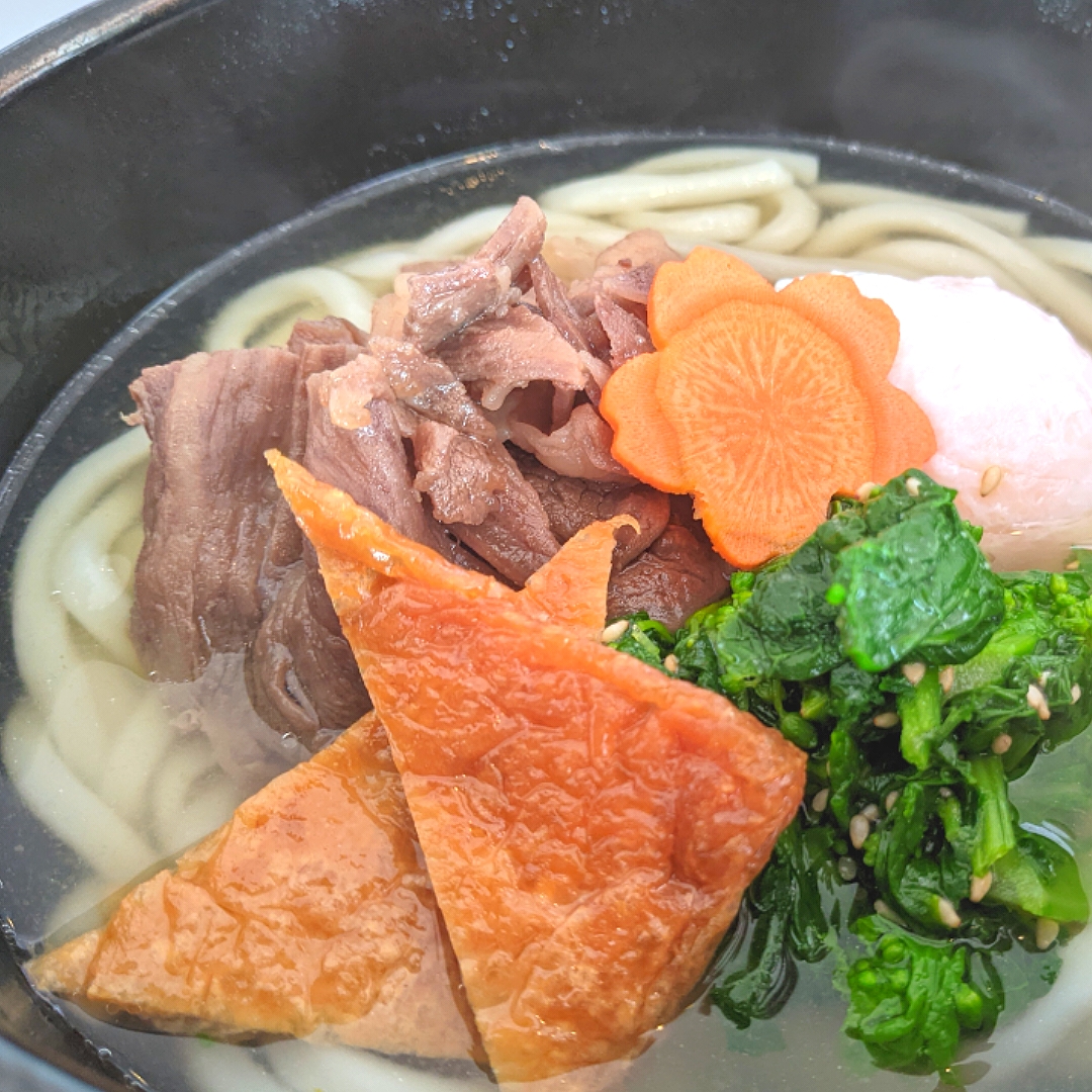 月限定メニュー白だしの肉うどん 帯広豊西牛と辛子和え菜の花 稲荷と温泉たまごとともに 佐藤仁 Snapdish スナップディッシュ Id Erig9a