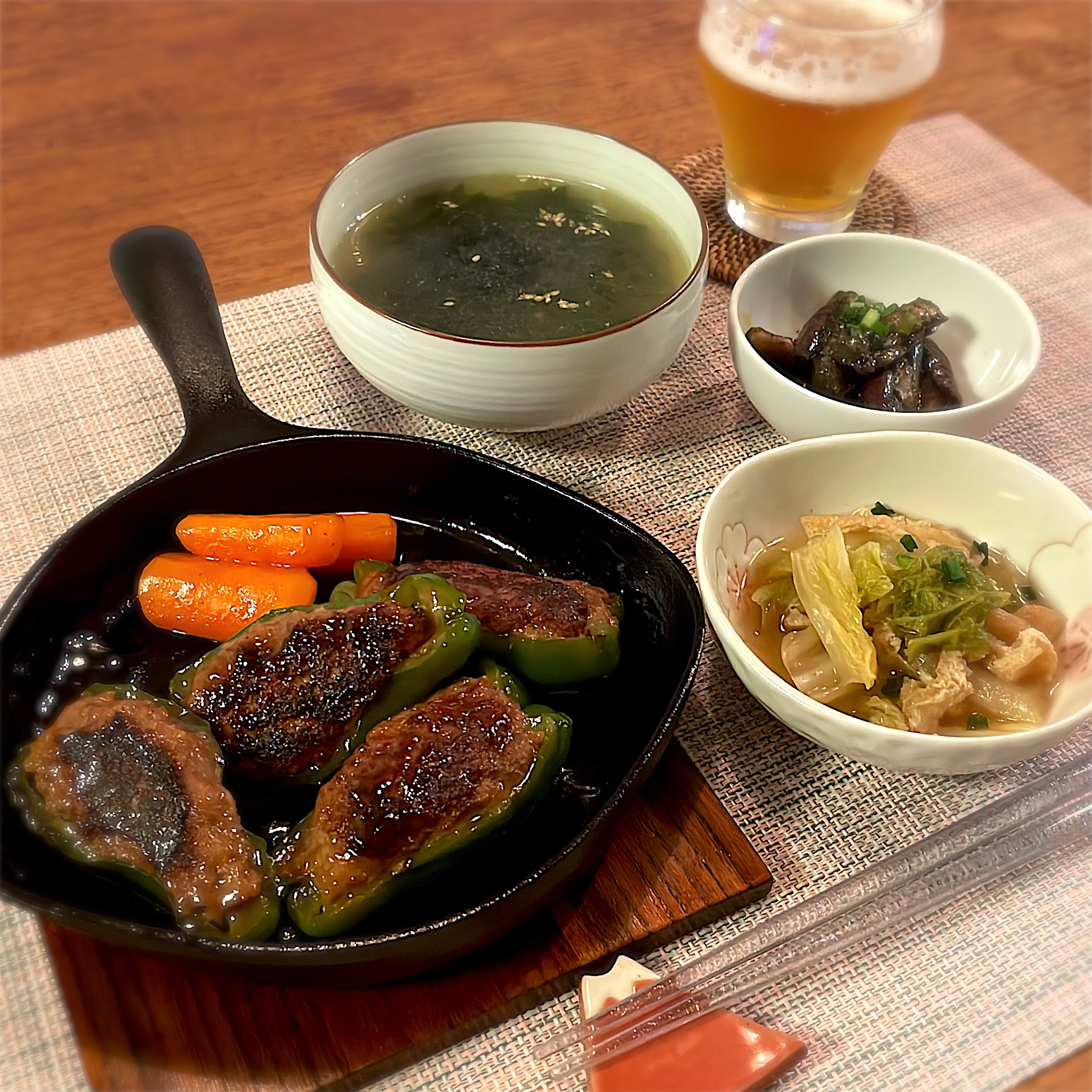 ピーマンの肉詰め
にんじんグラッセ
蒸しなす
油あげと白菜のさっぱり煮
韓国風わかめスープ
