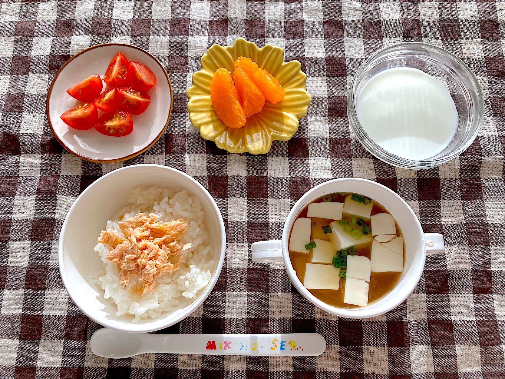 【離乳食】鮭ごはん、豆腐のお味噌汁、ミニトマト、みかん、牛乳