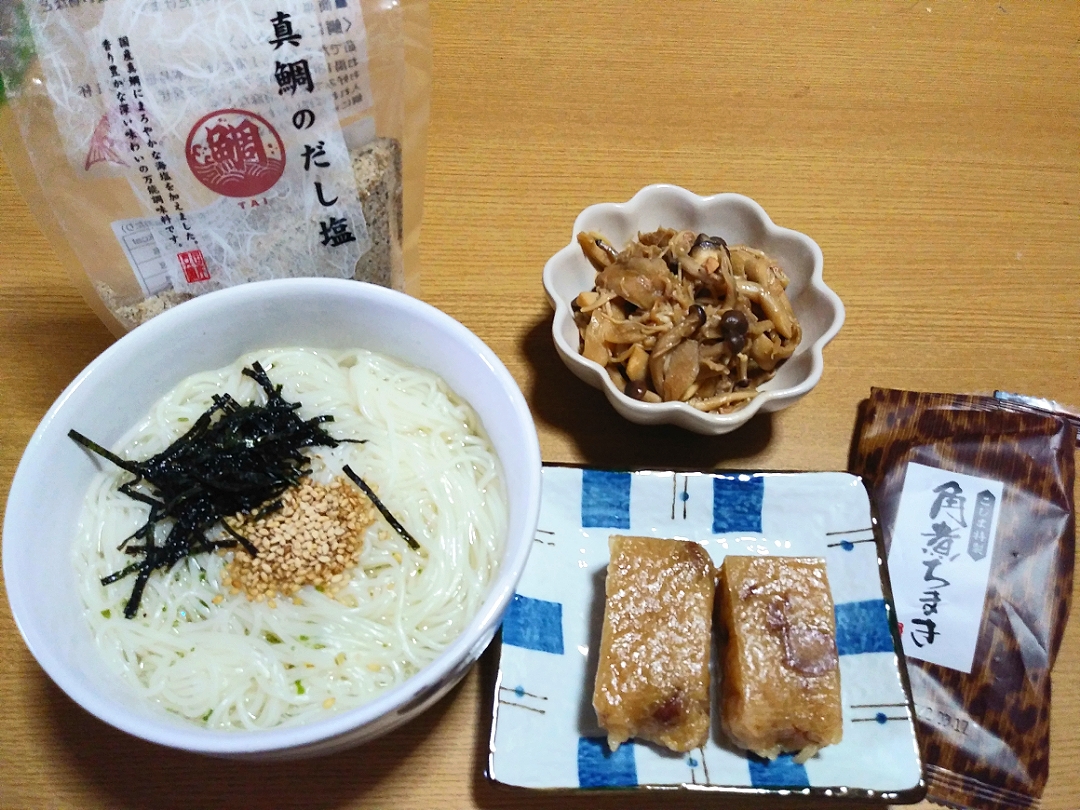 2021年12月28日(火)

長崎で買ってきた
｢真鯛のだし塩｣を使ったにゅうめんと
温めるだけの｢ちまき｣と
昨日買った大量のきのこで
無限きのこを作って
簡単お昼ごはんでした