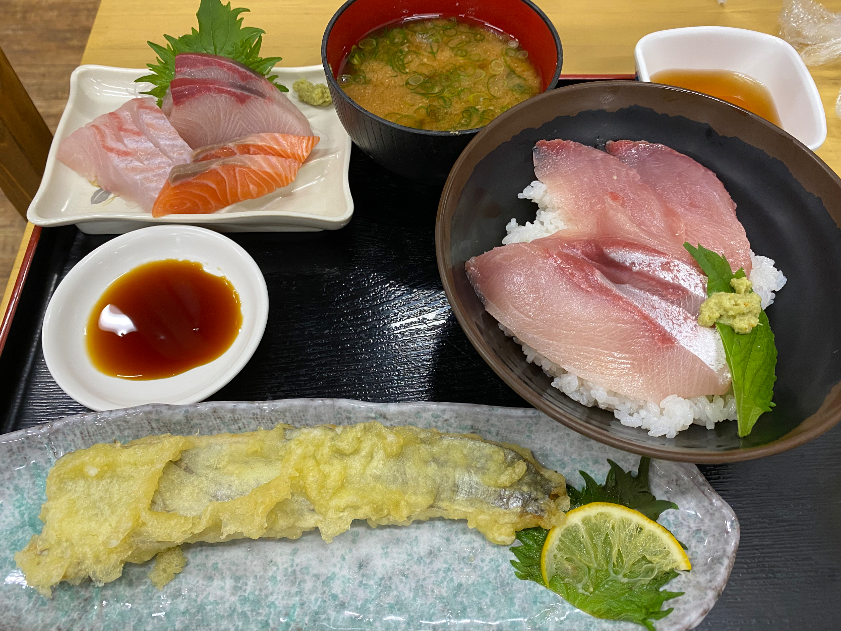 ぶりトロ丼 刺身3種盛り 太刀魚天ぷら あさりの味噌汁 Buhizou Snapdish スナップディッシュ Id 9gnqka